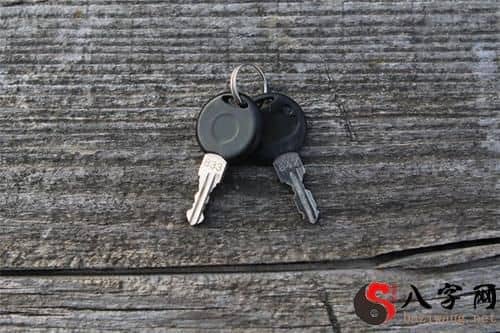 梦见钥匙掉了配钥匙